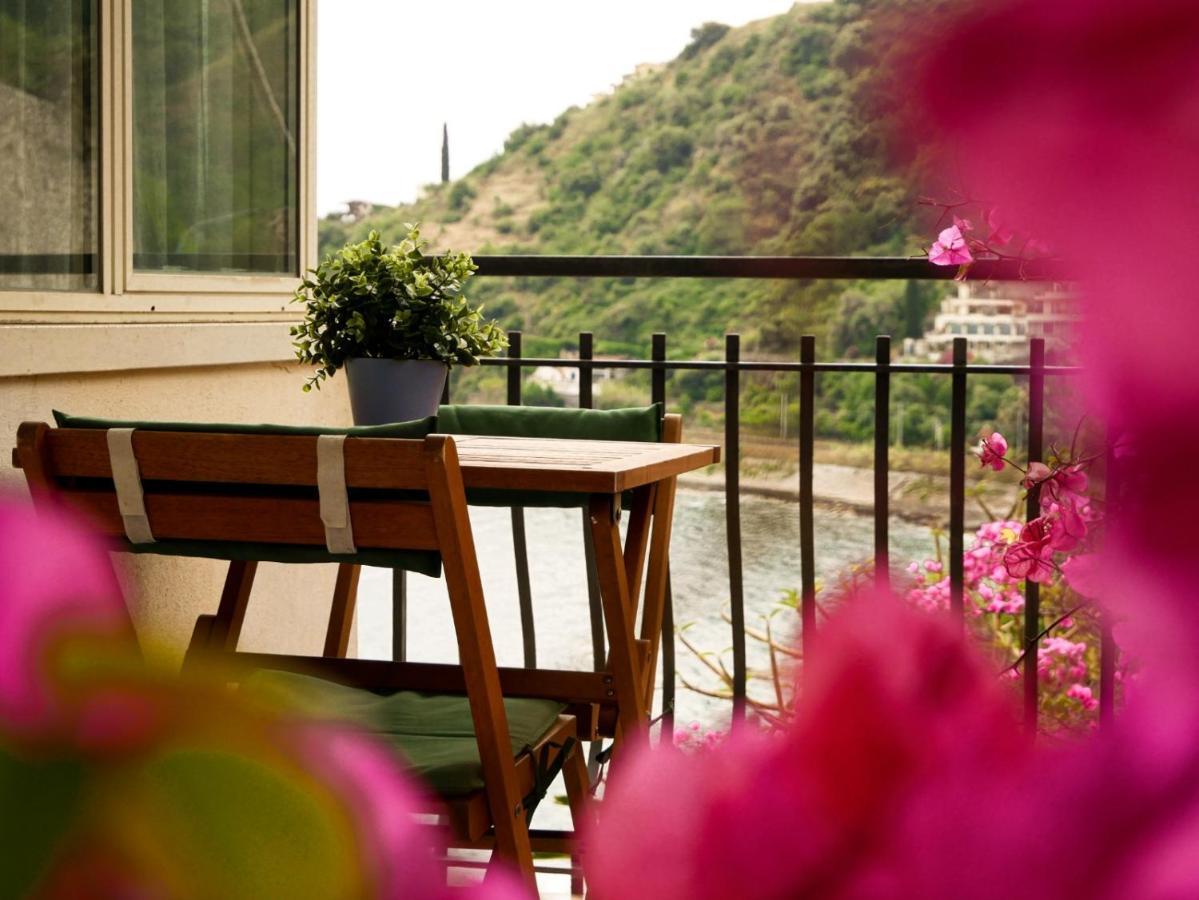 Mare Roccia Beachfront Apartment Taormina Eksteriør bilde